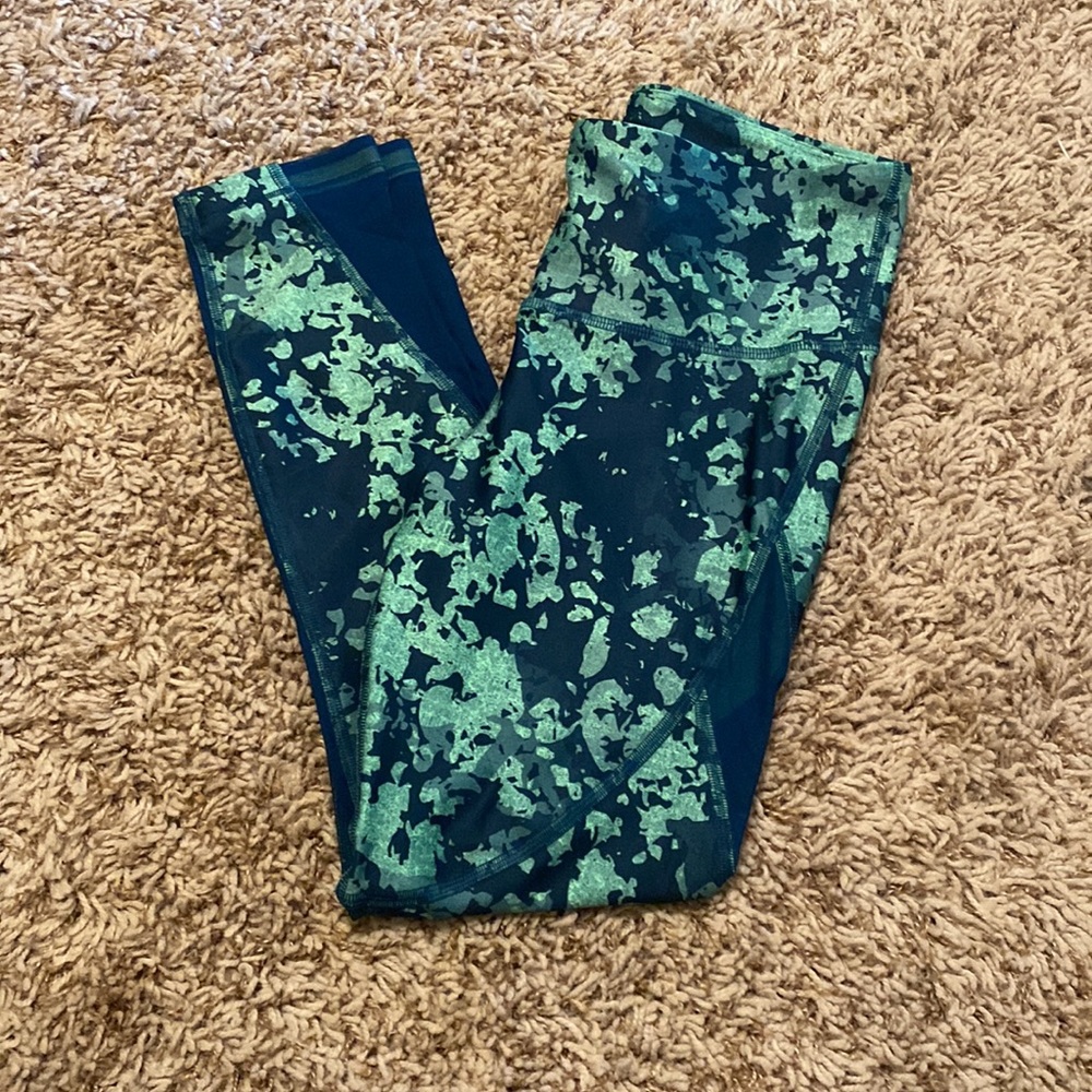 Under armour compression crop leggings size medium